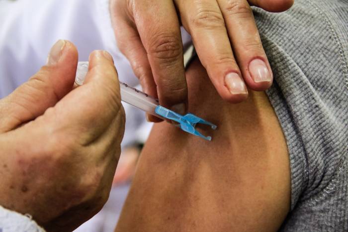 Pessoas com 54 anos começam a ser imunizadas na quinta-feira