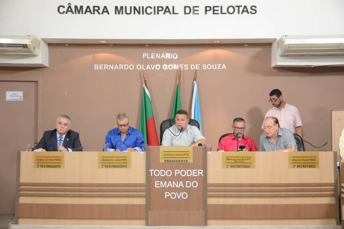 Contratações emergenciais para SMS e Smed também estão incluídas em pacote votado no Legislativo