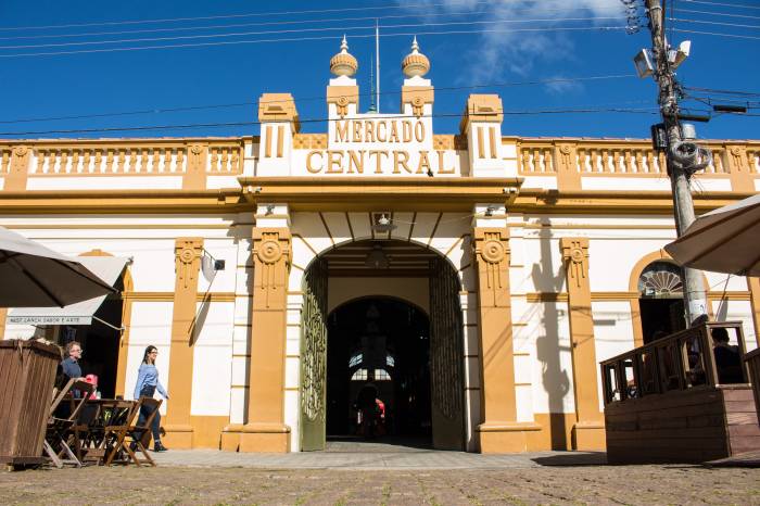 Grupos Amigos do sereno, Samba di Zé, Fuzuê e Os Guris se apresentam na área externa