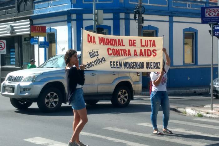Estudantes e professores da Monsenhor Queiroz distribuíram 300 kits informativos a pedestres e motoristas