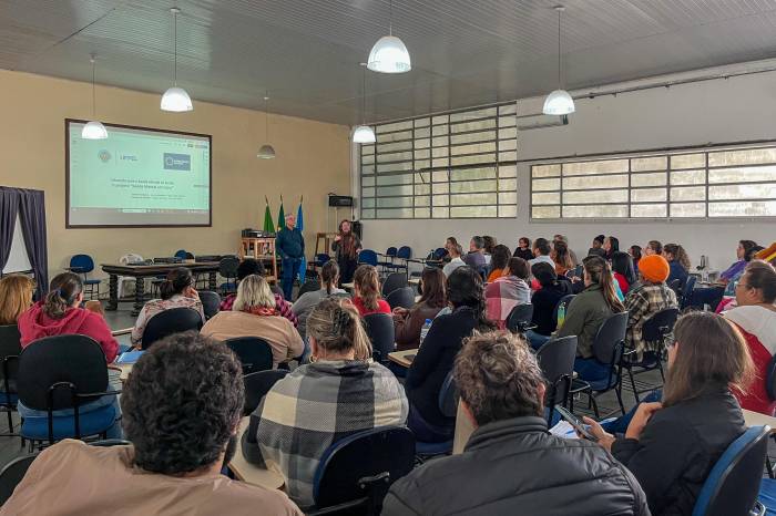 Iniciativa alinha as áreas da Medicina e do Teatro, por meio de jogos teatrais, com estudantes focadas na educação para a saúde mental
