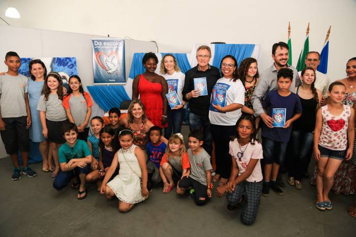 Autores fazem parte de dez escolas municipais