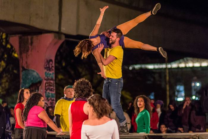 Espetáculo-Intervenção, premiado no POA em Cena, terá sessão gratuita e traduzida em Libras no largo Edmar Fetter