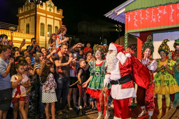 Apresentações seguem até 23 de dezembro no Largo do Mercado Central