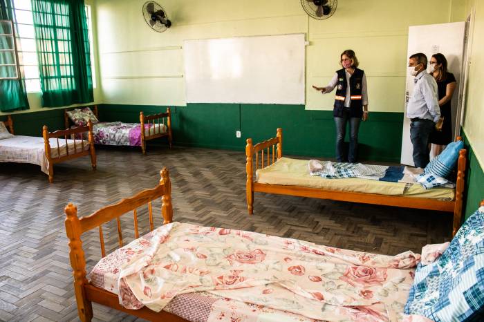 Espaço da escola, que está sem aulas por conta da pandemia, passa a abrigar, temporariamente, os serviços da Casa de Passagem e do Centro Pop