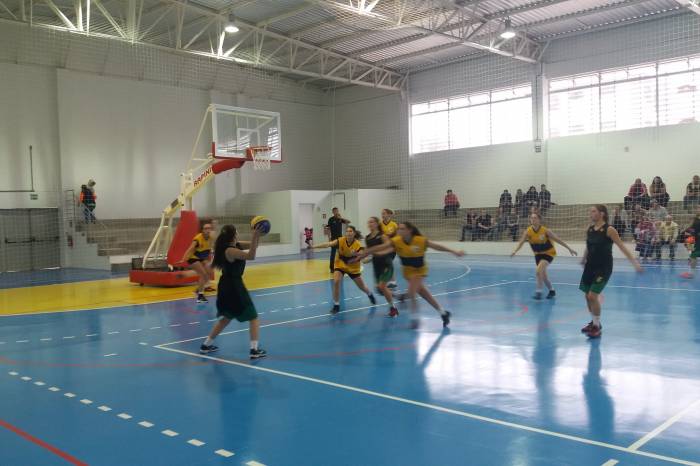 A disputa é pelo primeiro lugar no basquete feminino e masculino