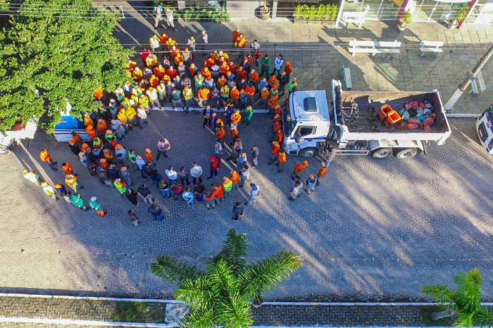 Serviços de limpeza e drenagem reuniram mais de 200 trabalhadores na manhã desta quinta-feira (15), véspera do dia dedicado ao profissional de limpeza