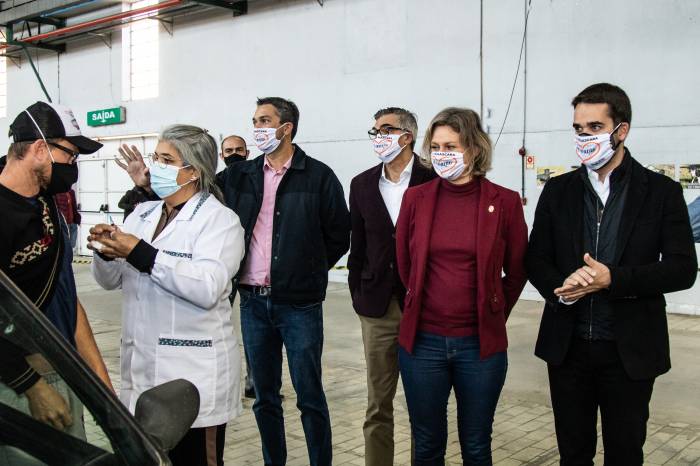 Governador e prefeita visitam o Centro de Vacinação de Pelotas