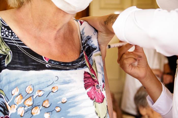 Mais de 300 idosos foram vacinados nesta quinta-feira
