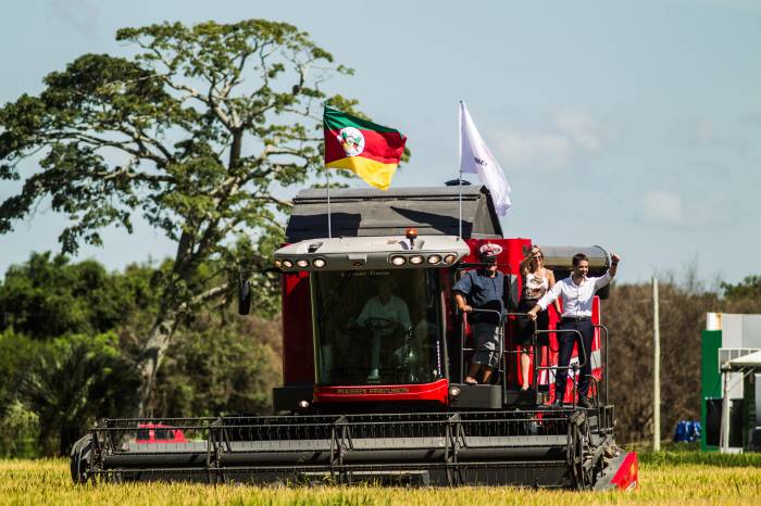 Paula acompanhou o governador Eduardo Leite em uma das colheitadeiras que deram início à safra do RS