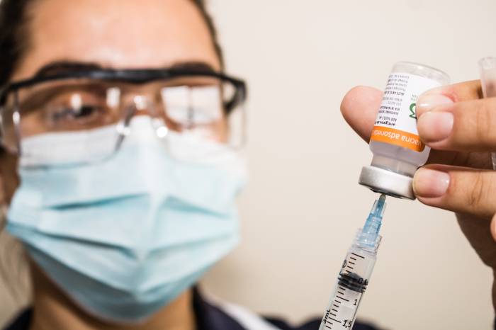 Profissionais de saúde recebem a segunda dose da vacina