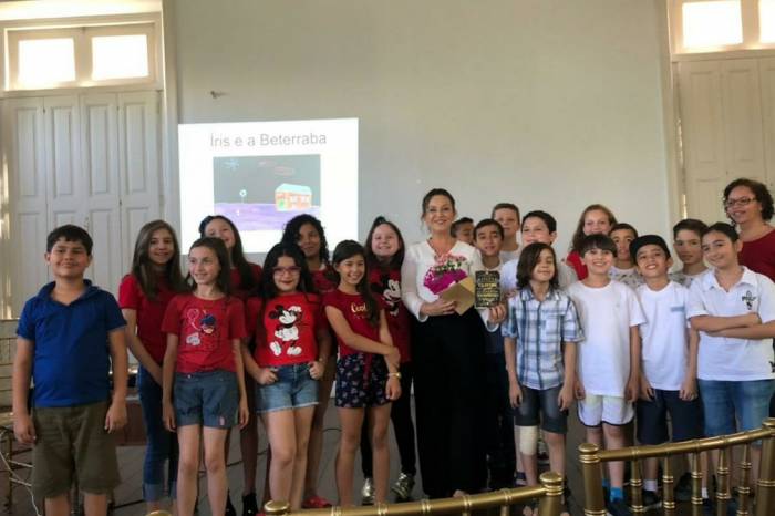 Lançada por professora da UFPel nesse domingo (17), obra contou com a participação de 26 estudantes do 4º ano