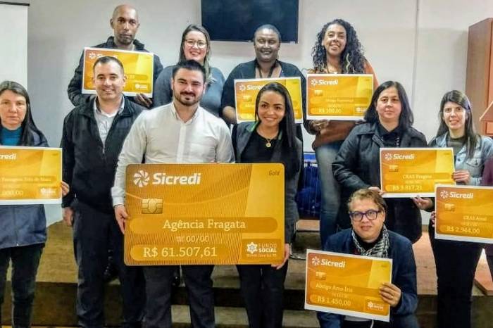 Cinco abrigos municipais, quatro Serviços de Convivência e Fortalecimento de Vínculos e um Centro de Referência em Assistência Social receberam cheque simbólico de R$ 61 mil