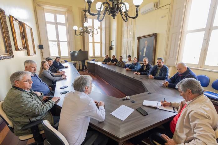 Prefeito garante apoio à cadeia produtiva do pêssego em Pelotas e região