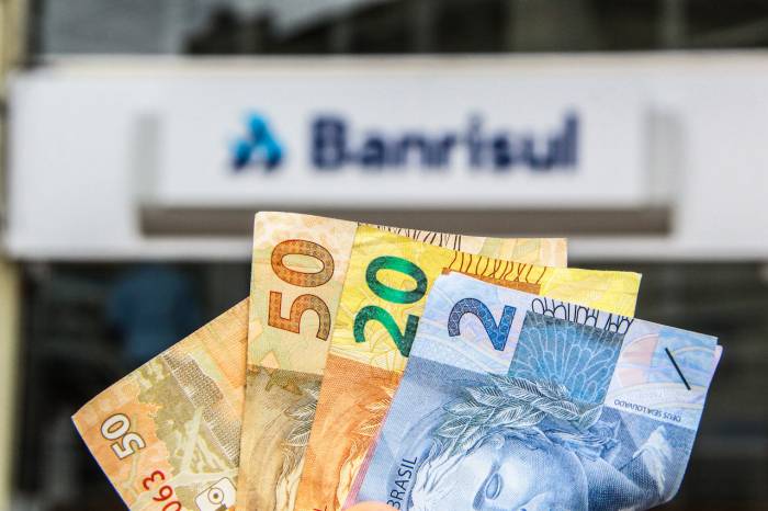 Salário é depositado sempre no último dia útil do mês