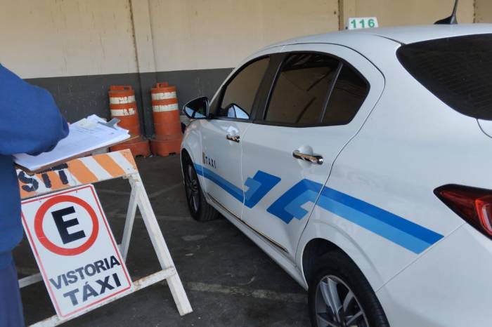 Taxistas titulares ou auxilares cadastrados devem levar o veículo na STT para manter a regularidade