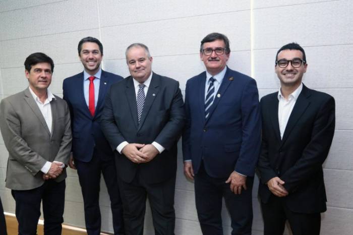 Comitiva apresentou plano de construção ao secretário Henrique Pires, em Brasília
