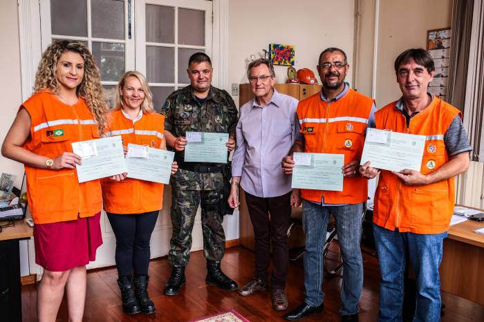 O certificado foi entregue pelo vice-prefeito, como forma de homenagear os servidores que atuam de forma voluntária