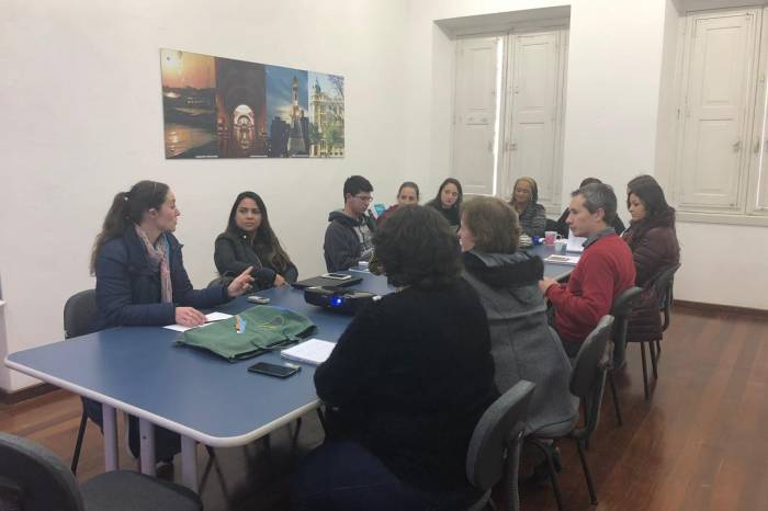 Guia de turismo, mapa turístico e política municipal de turismo foram tema de reunião na Sdeti