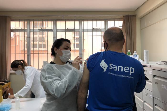 Servidores do Sanep concluem imunização contra a Covid-19