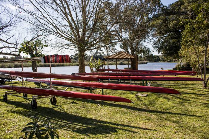 ‘Remar para o Futuro’, que beneficia 30 alunos da rede municipal, reforçou sua flotilha com 15 barcos e 10 remos doados pelo clube carioca; iniciativa pelotense já coleciona pódios nacionais e internacionais