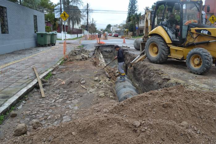 Obras exigiram escavações e mantêm trecho interrompido. Empresa coloca tubulação, faz  caixas e ajusta nova rede