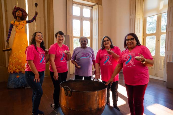 Prefeitura recebe exposição fotográfica alusiva ao outubro rosa