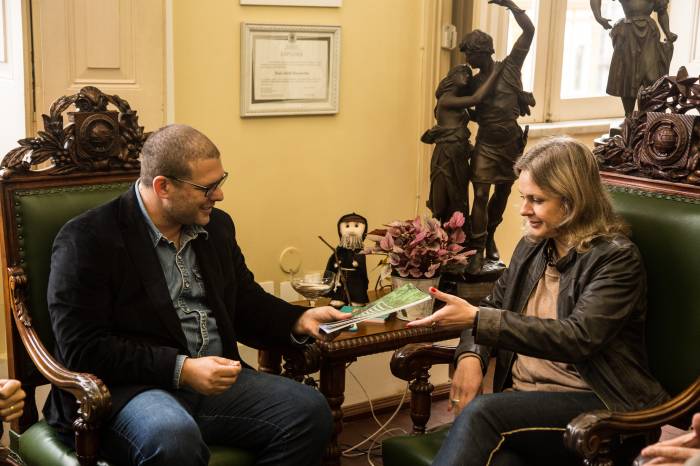 Reitor da UFPel, Pedro Curi Hallal, apresentou o material que reúne informações acerca da riqueza biológica e do potencial científico, cultural, histórico, turístico e educacional da região