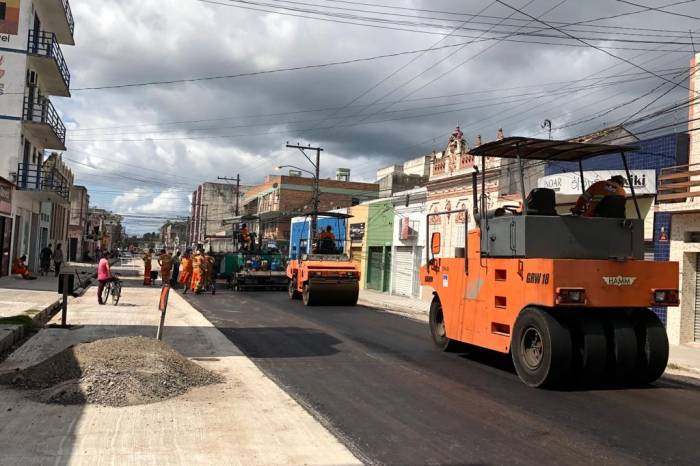 Equipes trabalham nas quadras entre avenida Bento Gonçalves e rua Voluntários da Pátria
