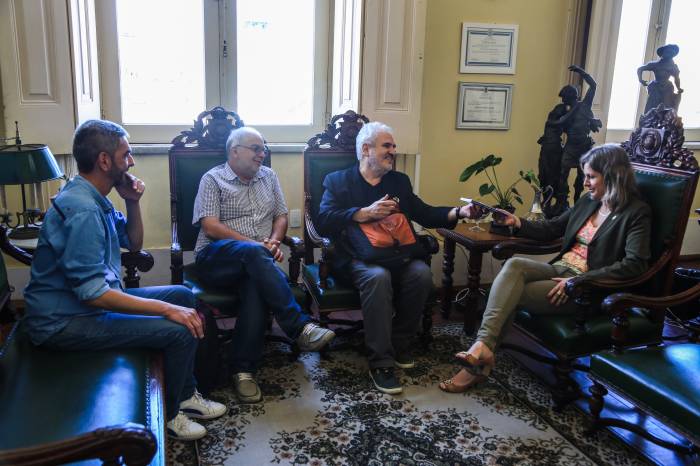 Paula recebeu a visita de Alfredo Aquino, autor da homenagem