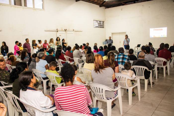 Representantes da Prefeitura se reuniram com os moradores, nessa terça-feira, para explicar processo que beneficiará 157 famílias