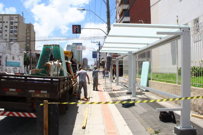Estruturas metálicas terão cobertura, laterais e fundos fechados