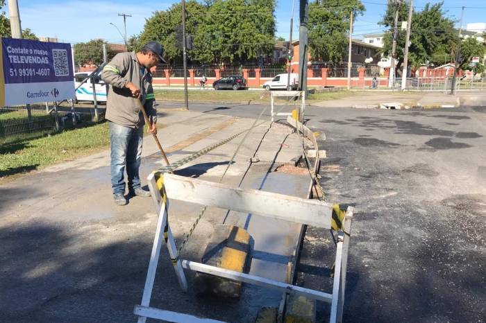 Prefeitura começa a construção de meios-fios no entorno do Carrefour