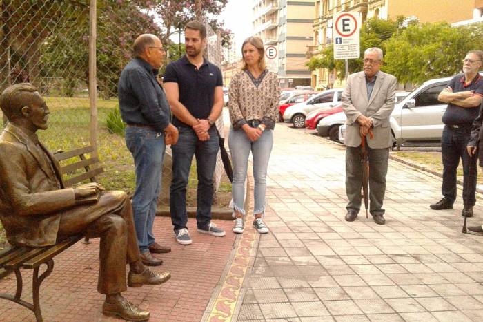 Ato junto à estátua do escritor contou com as presenças do governador Eduardo Leite e de membros do Instituto simoniano