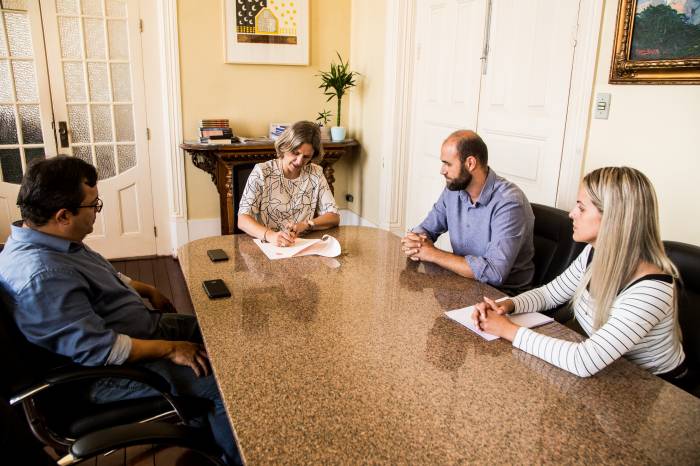 A partir do Decreto 6.237/20, assinado pela prefeita Paula, funcionários públicos municipais ativos (efetivos e temporários), aposentados, pensionistas e estagiários poderão usufruir de descontos e benefícios em produtos e serviços na cidade