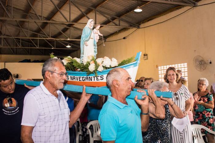 Ruas da comunidade foram adornadas com faixas nas cores  azul e branco para saudar a procissão