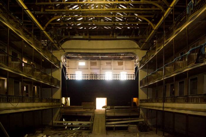 Colocação de tapumes, contratação de pessoal, esvaziamento e limpeza geral do Theatro integram a fase de preparação