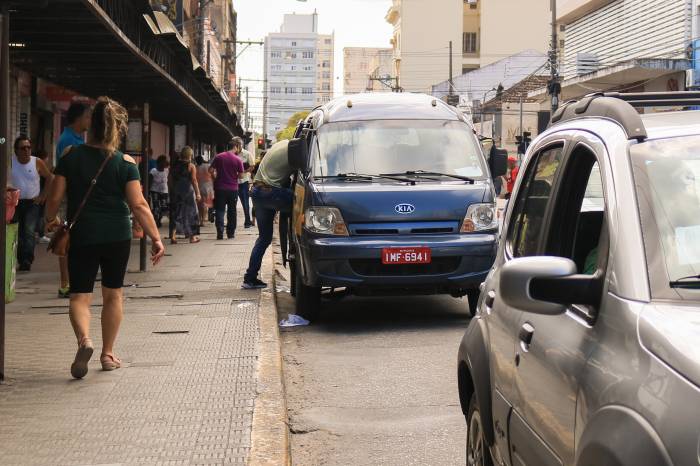 Mais de 50 vans e ônibus foram cadastrados para atuarem no período de paralisação