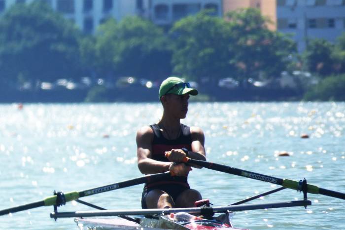 Sete jovens de Pelotas competem na Lagoa Rodrigo de Freitas, no Rio de Janeiro