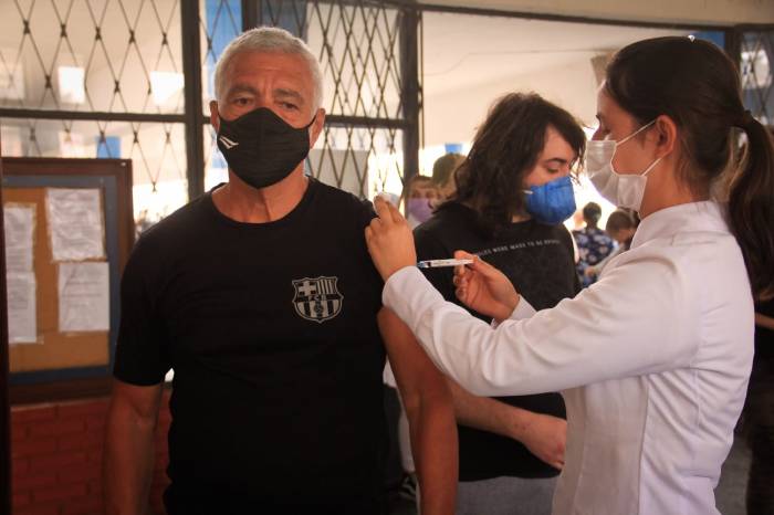 Quase 1 mil pessoas comparecem à vacinação na Escola Pedro Osório