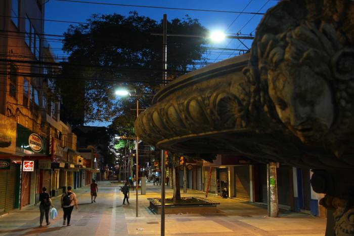 Antigo sistema de iluminação pública foi retirado e as novas luminárias aumentam a segurança na área central