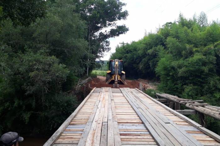 No período de obras, travessia de pedestres vinha sendo feita através de passarela sobre o arroio