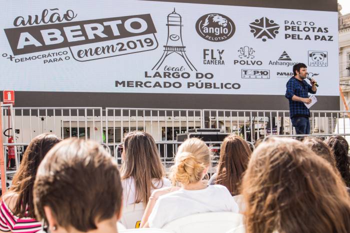 Atividade ocorreu nesta quinta, no Largo do Mercado Central, em parceria entre o Pacto Pelotas pela Paz e o pré-vestibular Anglo