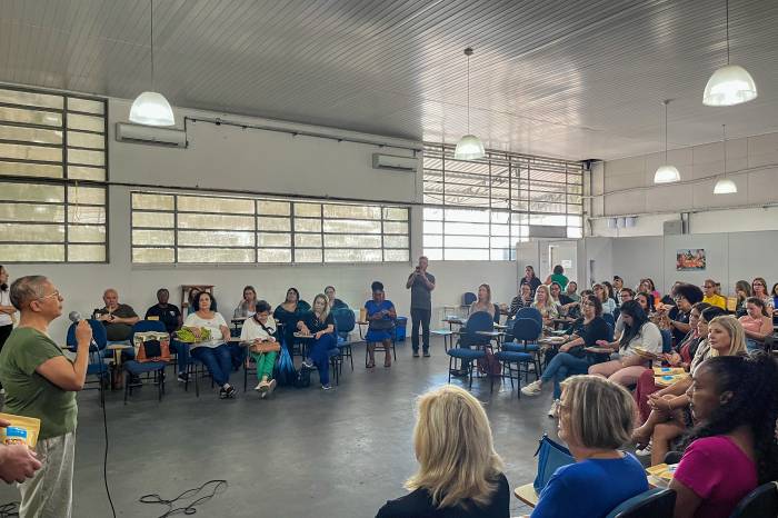 Atual secretária de Educação recebeu cerca de 60 servidoras da categoria para comunicar diretrizes gerais a respeito do seu trabalho na rede pública municipal de ensino