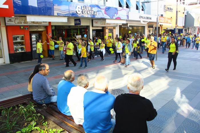 Condição é causada pela presença de três cromossomos 21 em todas ou na maior parte das células de um indivíduo. Programação vai até 28 de março no município
