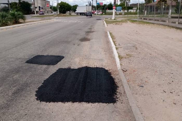 Cerca de 20 toneladas do insumo são empregadas para tapar  buracos do pavimento de uma das vias mais movimentadas da cidade