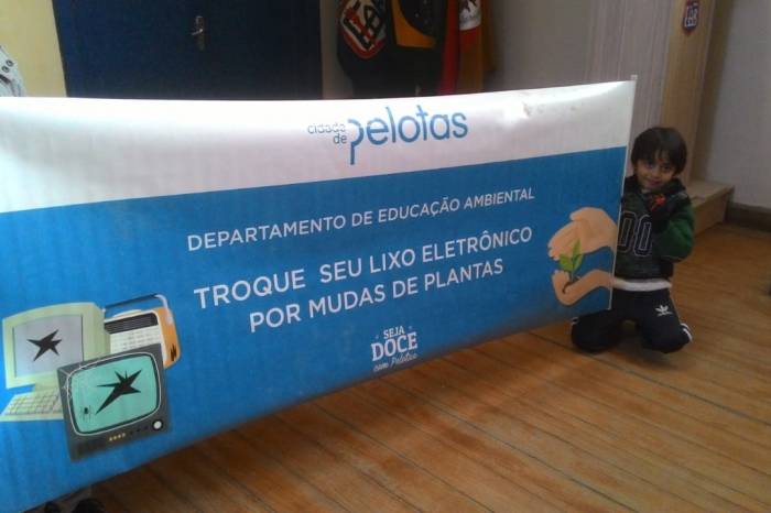 Mais de 200 estudantes receberam informações sobre a destinação correta do lixo