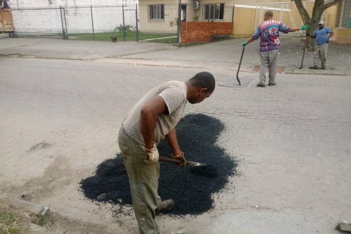 Ruas da zona norte recebem asfalto. Pontos danificados em pavimentos com blocos, no Fragata, são consertados
