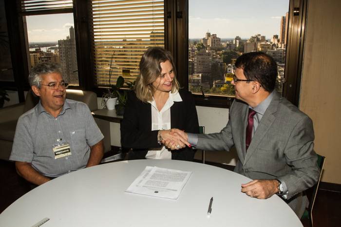 Prefeita assinou a transferência de 22 áreas da União ao Município para que seja feita a regularização