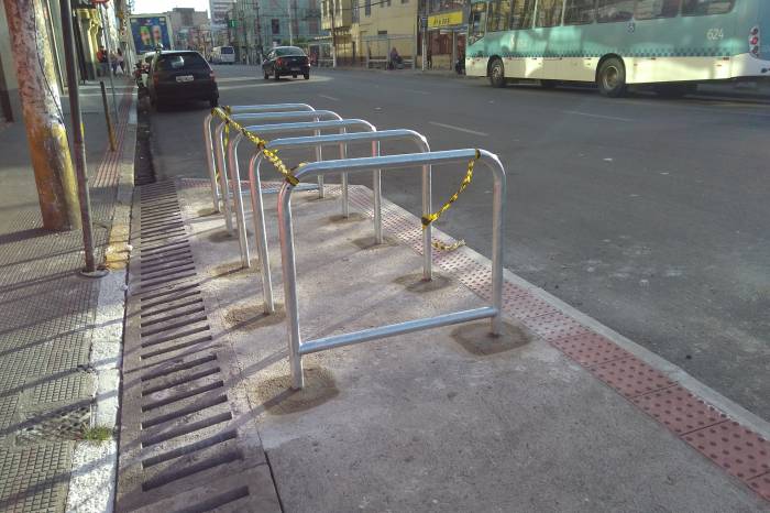 Instalação é feita a partir da rua Gomes Carneiro para melhorar o sistema de mobilidade da via